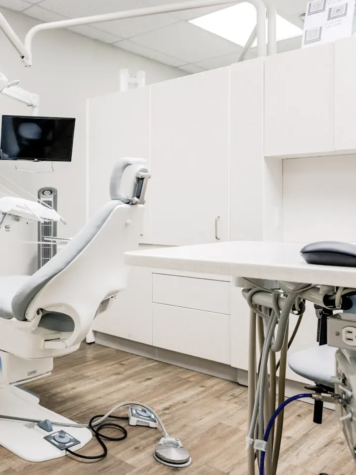 Sala de una clínica dental vacía y ordenada