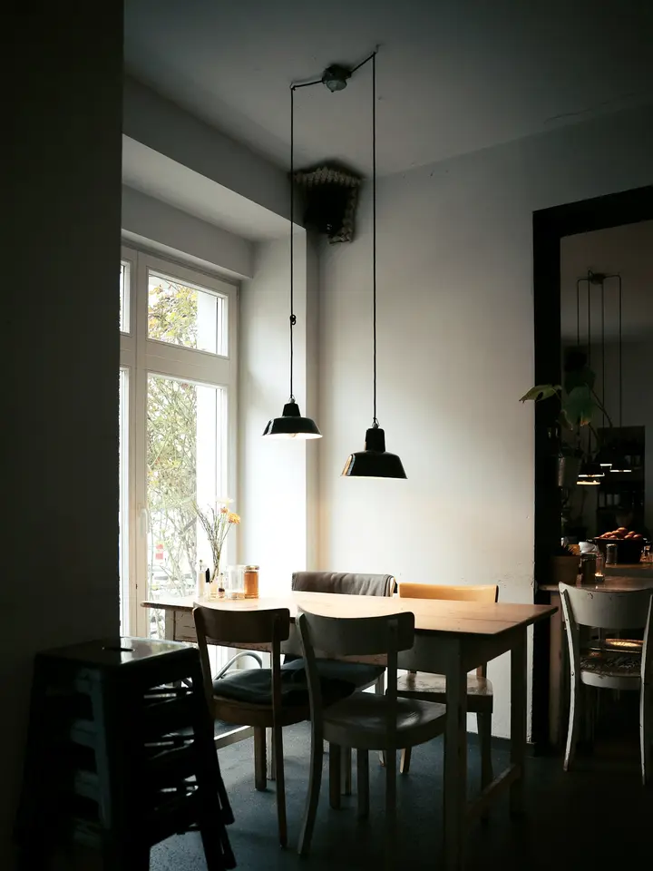 Interior de una cafetería vacía con luz natural